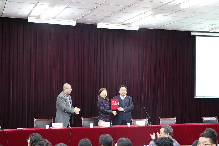 校长罗士喜为李燕燕颁发客座教授聘书