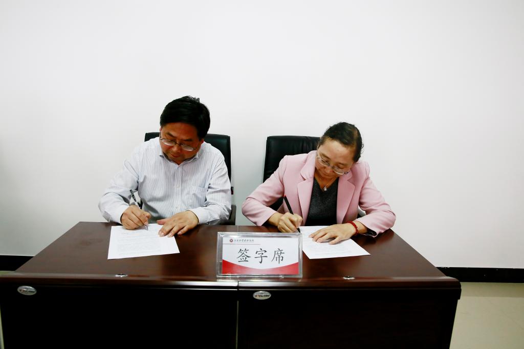 校长罗士喜与学院代表签订《1066vip威尼斯争创省级文明校园工作目标责任书》