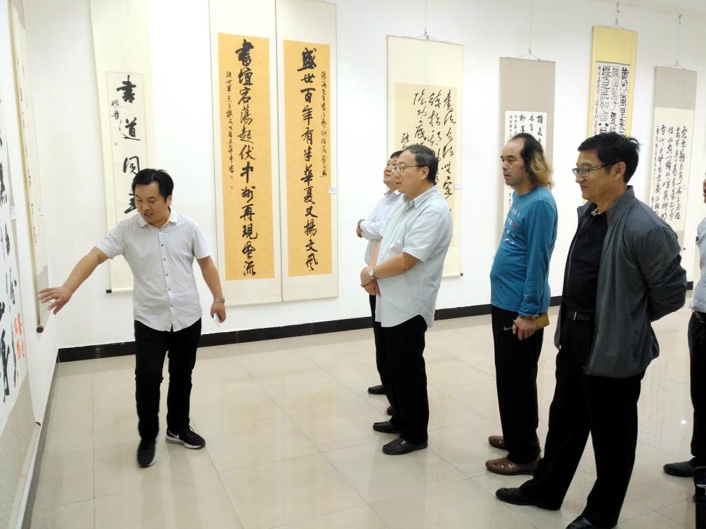 校党委书记穆瑞杰、副书记李绍文听取书画艺术介绍